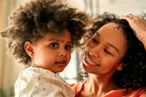 Une Femme Afro américaine Avec Sa Petite Fille Aux Cheveux Bouclés Et