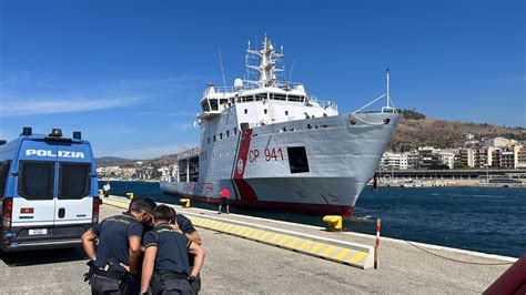 Migranti Altre Persone Sbarcheranno Al Porto Di Reggio Calabria