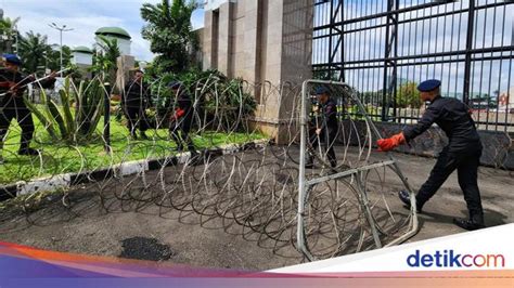 Pagar Kawat Berduri Dipasang Jelang Demo Perppu Ciptaker Di Dpr