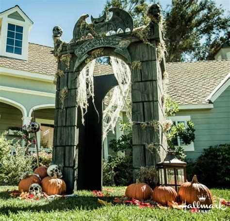 23 Welcome Scary Gate Design Ideas For Halloween | HomeMydesign