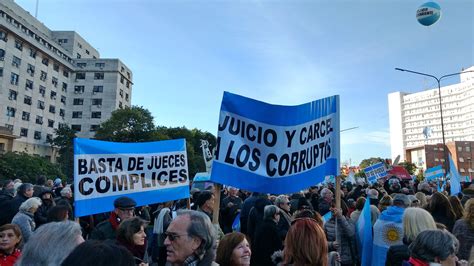 La Democracia Argentina Historia De Un Fracaso Económico Corrupción Y Desconfianza En La