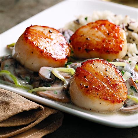 Seared Scallops With Brandied Leeks And Mushrooms Recipe Eatingwell