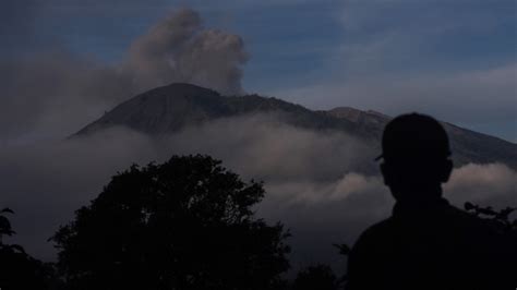 Abu Gunung Raung Berada Di Ketinggian Kaki