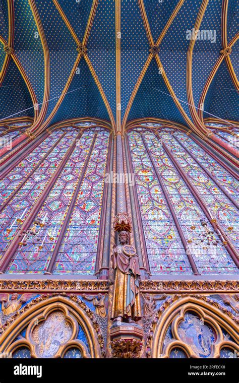 Interno Monumentale Di Sainte Chapelle Con Vetrate Colorate Piano