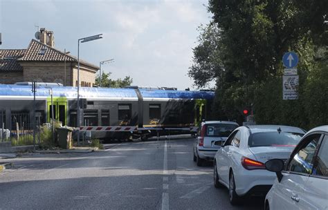 Passaggio A Livello Bloccato Caos Traffico In Via Roma