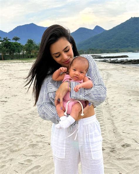 Foto Bruna Biancardi Levou A Filha Mavie Para Conhecer A Praia Ao