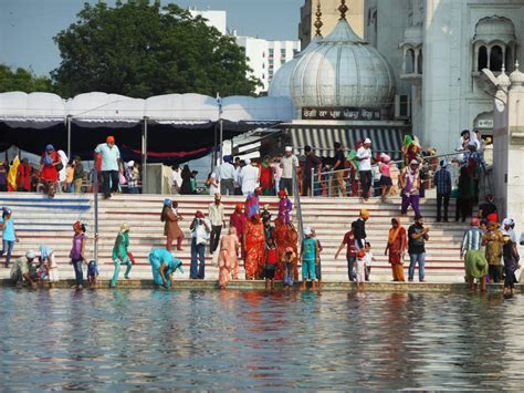 Gurudwara Bangla Sahib - Delhi : Sarovar at Gurudwara Bangla Sahib ...