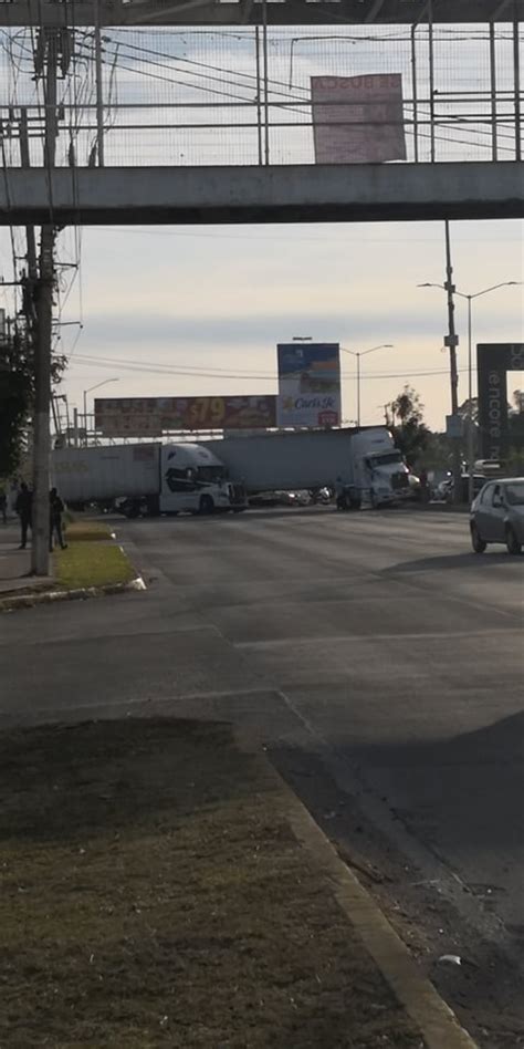 TráficoZMGuadalajara on Twitter Choque entre trailers en avenida