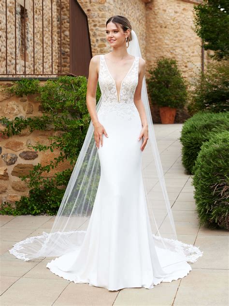 Abito Sposa A Sirena Con Scollo A V Favole Abiti Da Sposa E Da