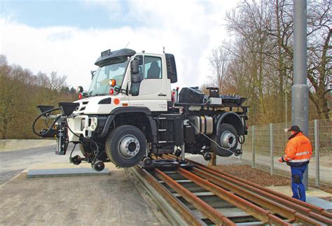 Zwei ZAGRO Zweiwegefahrzeuge Unimog U 423 für U Bahn