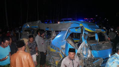 Ka Probowangi Vs Minibus Tewaskan Orang Di Lumajang Sopir Potensi