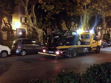 Incidente In Via Roma Auto Sbanda E Danneggia Diverse Auto In Sosta