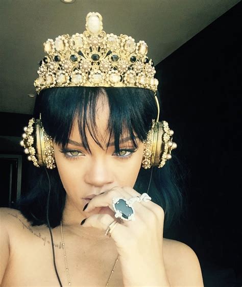 EGO Rihanna Ouve Seu Novo Disco Em Headphone De Grife De R 40 Mil