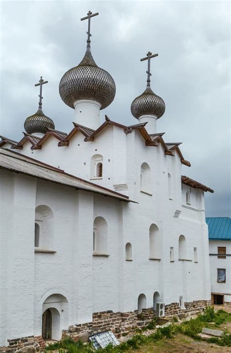 Iglesia Fortificada En Hunawihr Alsacia Francia Foto De Archivo