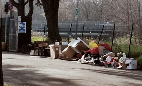 Reggio Emilia Ancora Rifiuti Abbandonati Davanti All Isola Ecologica