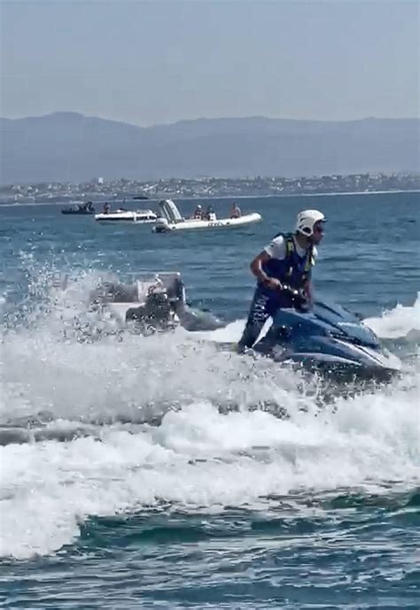 Cagliari Principio Incendio A Bordo Di Un Gommone Al Poetto Due