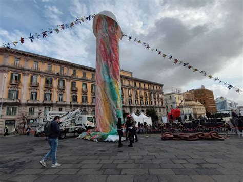 Che rappresenta il Pulcinella in piazza Municipio a Napoli e chi è l