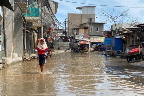 Foto : Pesisir Jakarta Dihantui Banjir Rob pada 3-10 Januari 2023 ...