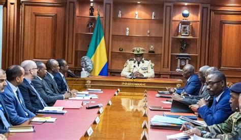 Gabon Le Président Brice Clotaire Oligui Nguema frappe du poing sur