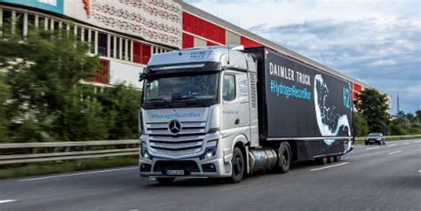 Daimler Truck fährt Doppelstrategie Batterien und wasserstoffbasierte