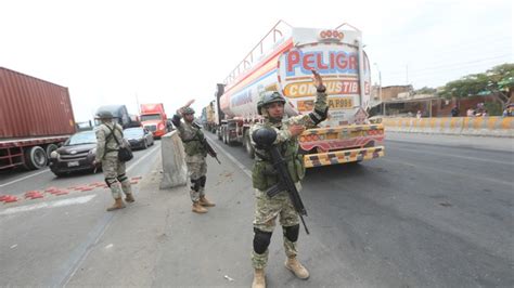 Fuerzas Del Orden Liberan El Tr Nsito Vehicular En La Panamericana Sur