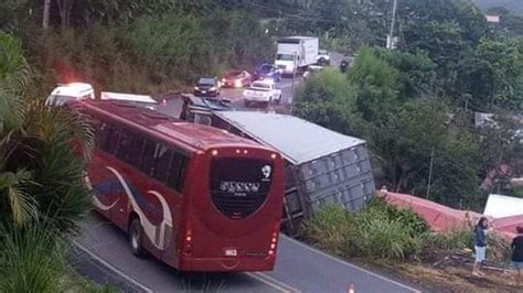 Video Que susto Tráiler vuelca y casi cae sobre casas en Naranjo