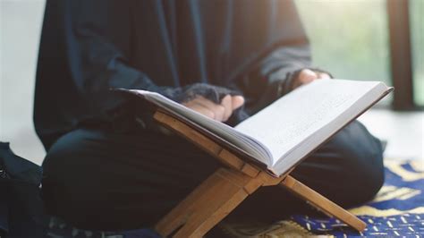 Premium Photo Portrait Of An Asian Muslim Women Reciting Surah Al