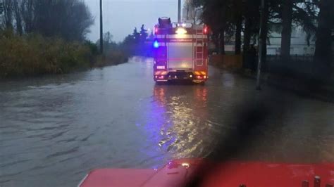 Maltempo Allagamenti E Danni Per Il Vento Nel Bolognese Rami Caduti E