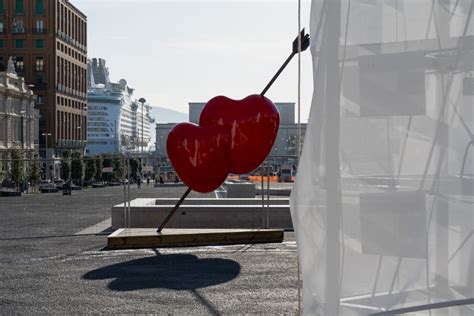 Gaetano Pesce L Ultima Opera Si Vede In Piazza A Napoli