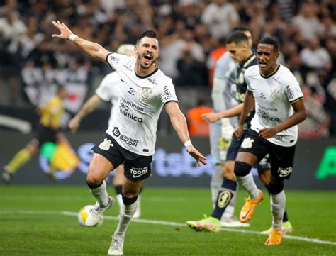 Giuliano marcou dois gols na vitória contra o Santos