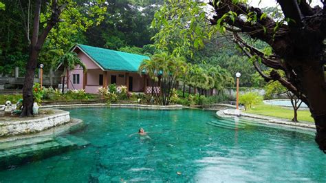 Becoming Filipino Vlogger Kulas Enjoys Malbog Sulfuric Hot Spring In