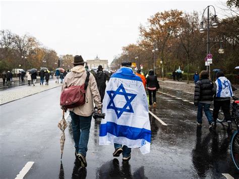 Nie Wieder Ist Jetzt Tausende Protestieren In Berlin Gegen