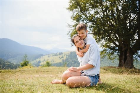 Madre E Hijo Relaj Ndose En La Naturaleza Foto Premium