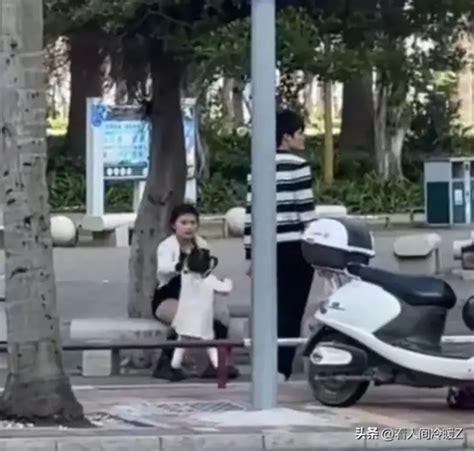 小女孩路边哭闹 爸爸一脚将其踹翻，亲妈把脸打肿了