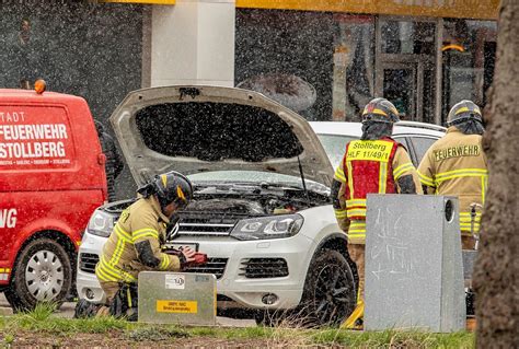 PKW fängt an Zapfsäule an zu brennen Fahrer löscht Brand