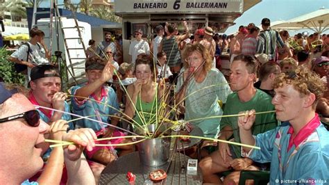 Mallorca calls time on Ballermann binge drinkers | DW Travel | DW | 08.03.2016