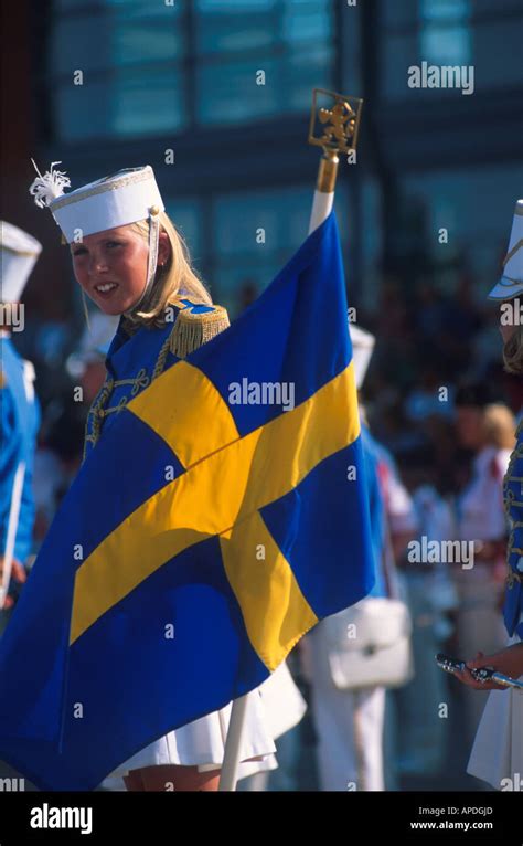 Fille blonde avec l enseigne suédoise Goeteborg Suède Europe Photo Stock Alamy