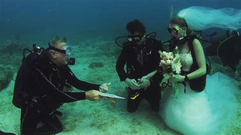 Scuba Diving Couple Gets Married In Underwater Wedding Youtube