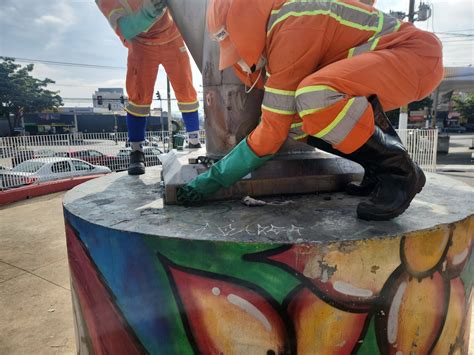 Monumento da Praça Silva Teles recebe limpeza após pichação