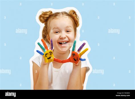 Petite Fille Joyeuse Enfant Montre Des Mains Peints Avec De La Peinture