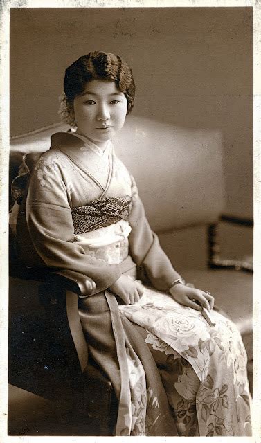 32 Vintage Portraits Of Beautiful Japanese Women Dressing In Kimonos