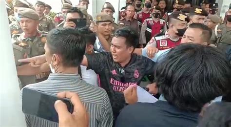 Liput Aksi Di Kejari Muara Enim Wartawan RMOL Didorong Dan Dibentak