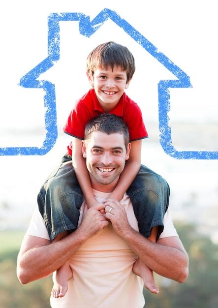 Padre Con Hijo Sobre Sus Hombros Superpuestos Con Forma De Casa Foto