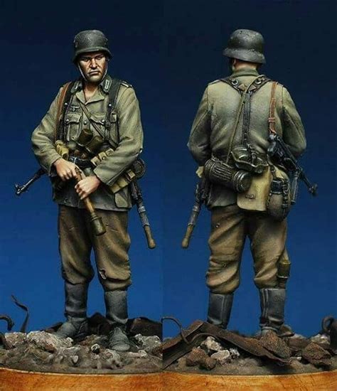 Pin op figurine