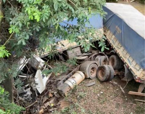 Carreta cai de uma ponte e motorista morre em Nova Serrana Últimas