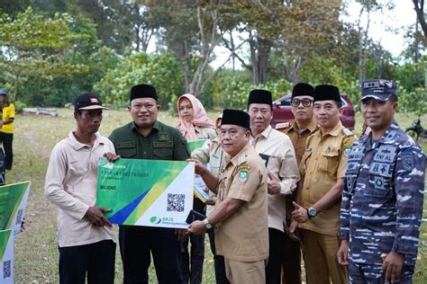 Bupati Seluma Serahkan Kartu Bpjs Ketenagakerjaan Untuk Nelayan Di