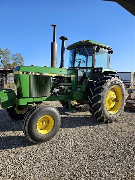 John Deere 4440