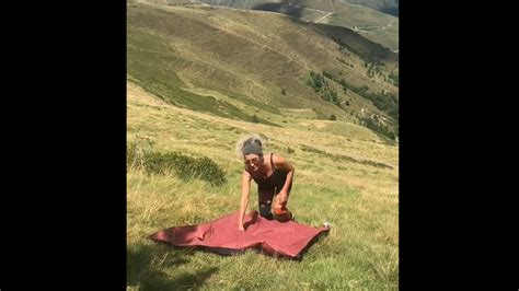 Cette dame tente d étendre sa nappe en pleine montagne mais rien ne se