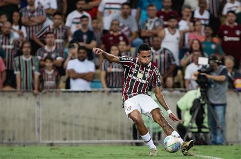 Fluminense Perde A Quinta Seguida E Vit Ria Sai Da Zona De