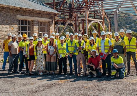 Luis Mateo Díez visita las obras del Pozo María en compañía de mineros